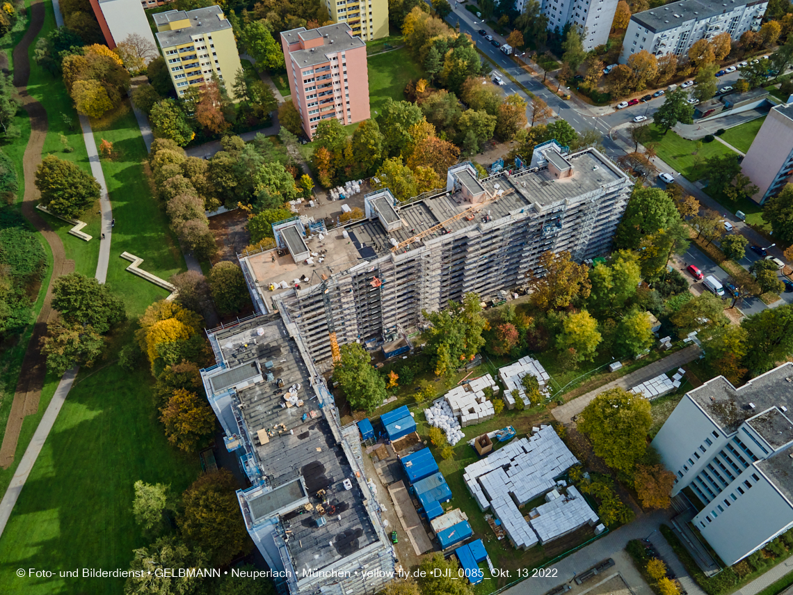 13.10.2022 - Fassadensanierung am Karl-Marx-Ring 11-21 in Neuperlach